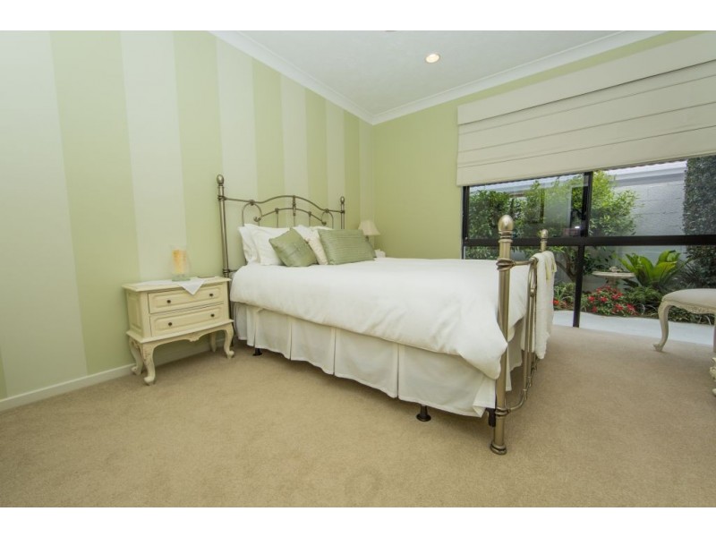 6 Mercedes Place, Bundall QLD 4217