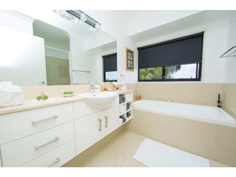 6 Mercedes Place, Bundall QLD 4217