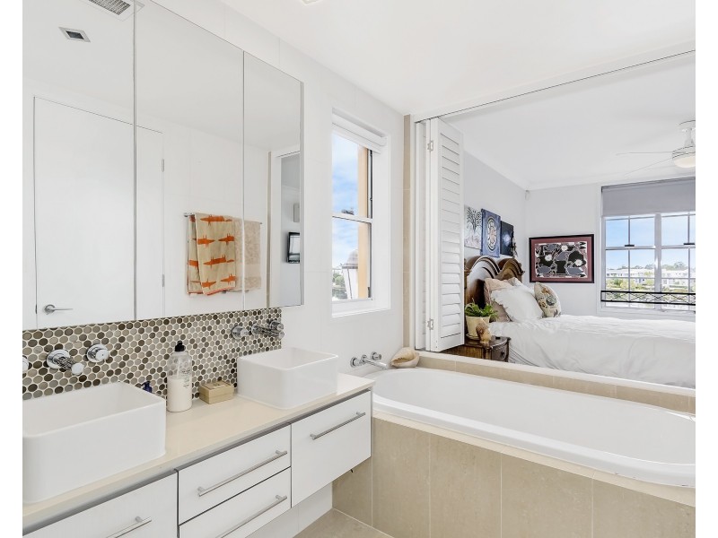 16/3030 The Boulevard, Carrara QLD 4211