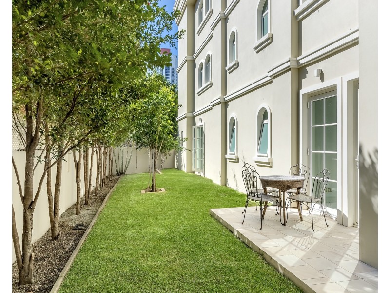 4/42-44 Brighton Parade, Southport QLD 4215