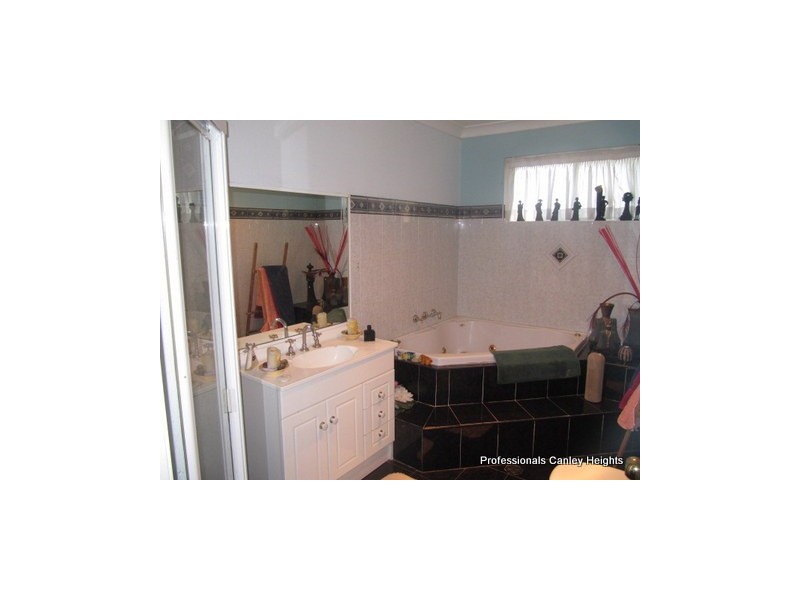 83a Lindeman Crescent, Green Valley NSW 2168