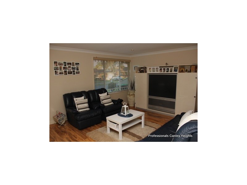 7B Lorikeet Crescent, Green Valley NSW 2168
