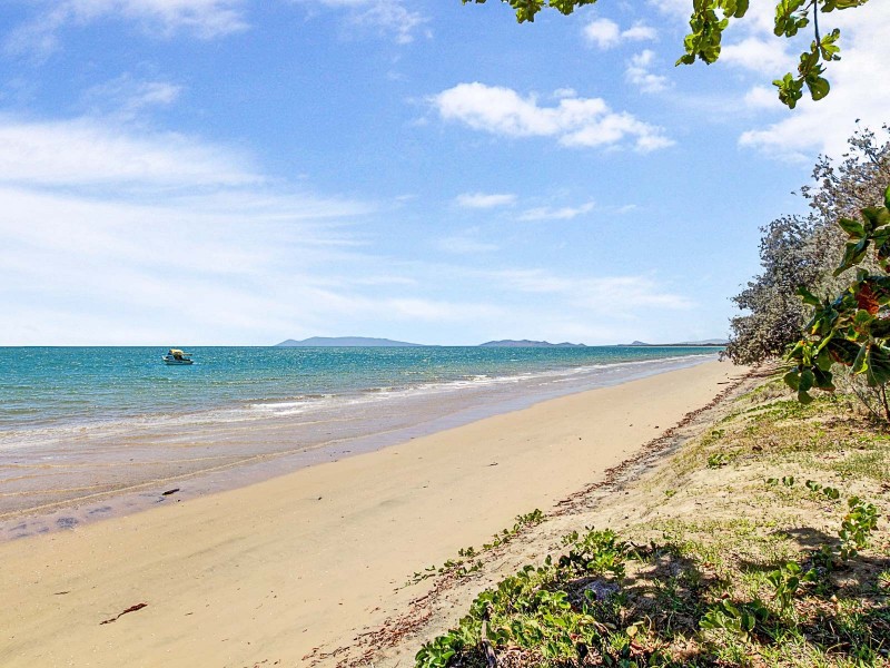 35 Lagoon Crescent, Saunders Beach QLD 4818