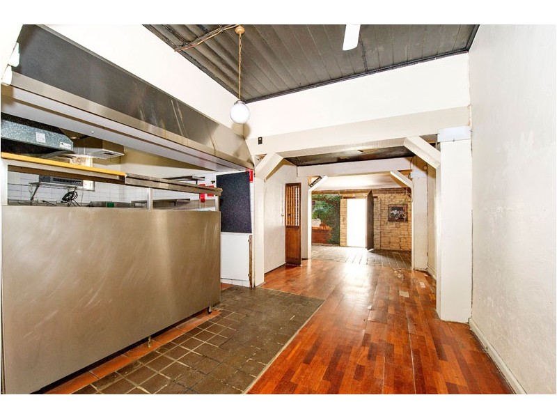 126 Anzac Pde, Kensington NSW 2033