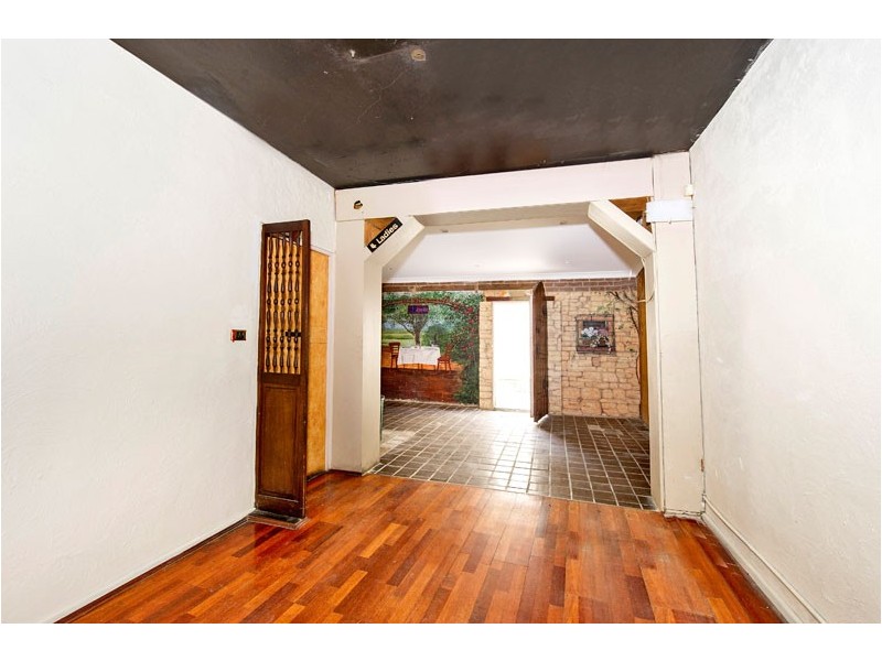 126 Anzac Pde, Kensington NSW 2033