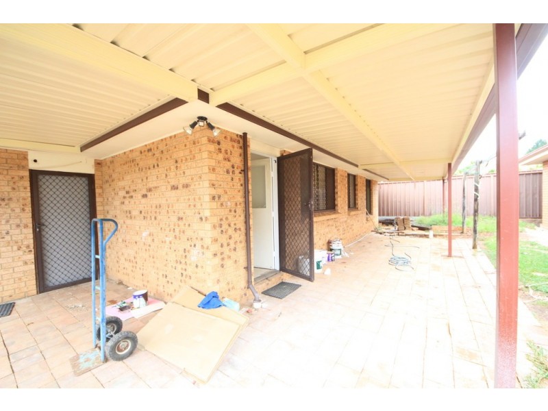 12 Juliet Cl, Rosemeadow NSW 2560