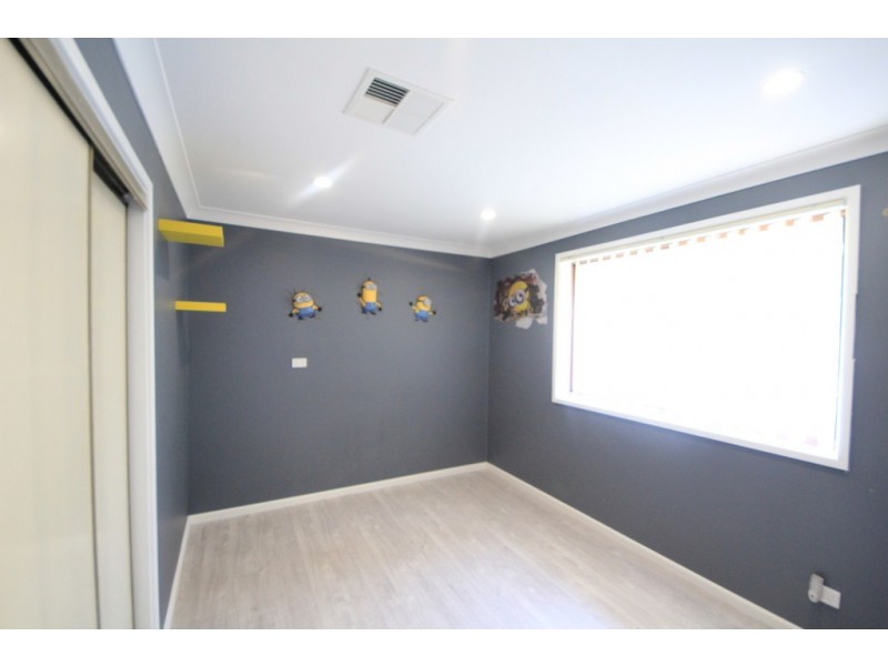 4 MUIR PL, St Andrews NSW 2566