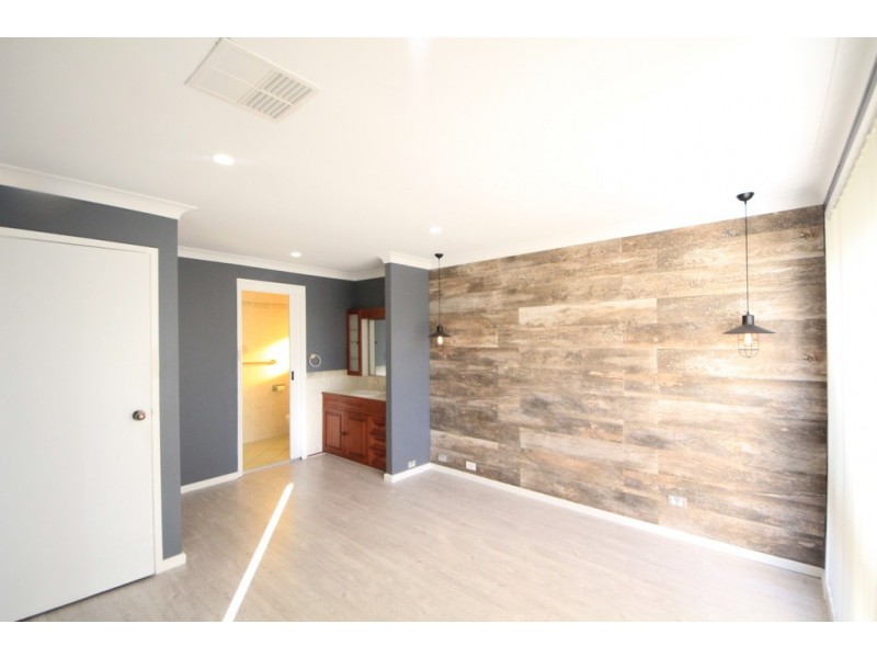 4 MUIR PL, St Andrews NSW 2566