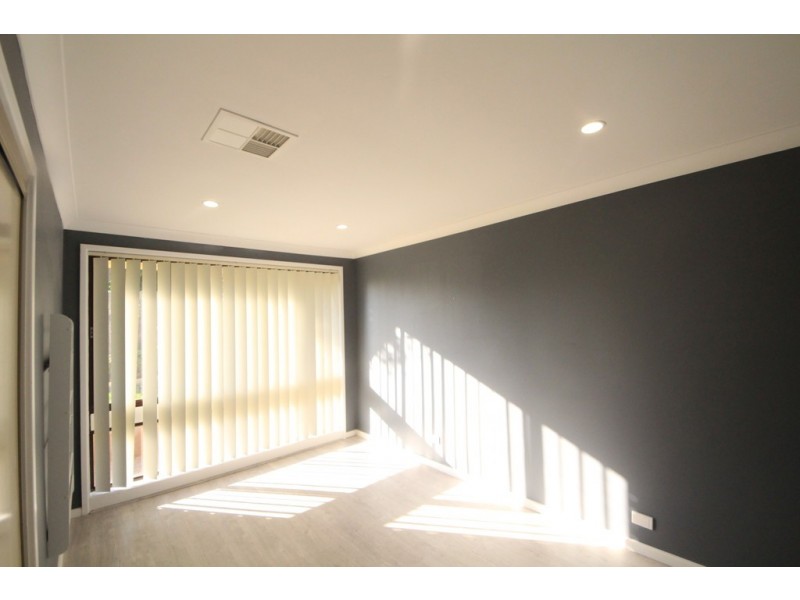 4 MUIR PL, St Andrews NSW 2566