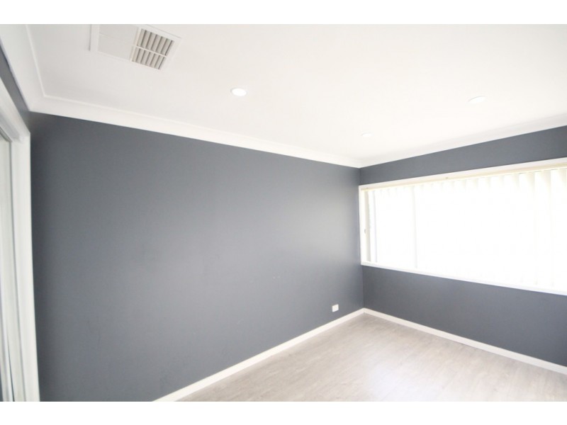 4 MUIR PL, St Andrews NSW 2566