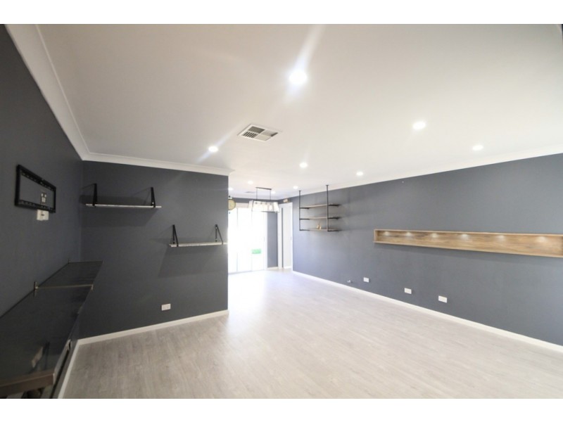 4 MUIR PL, St Andrews NSW 2566