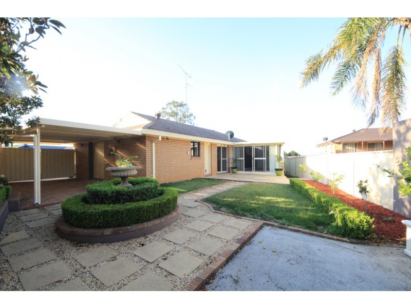 4 MUIR PL, St Andrews NSW 2566