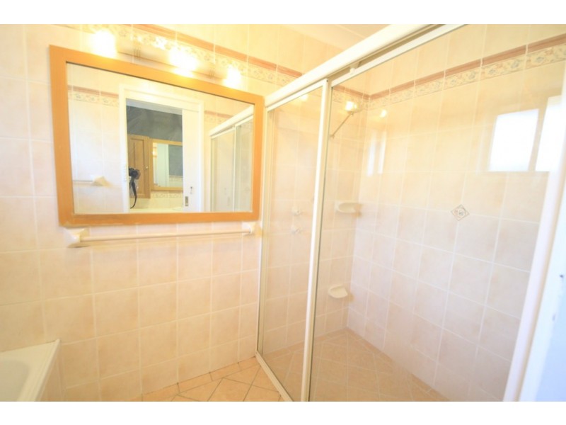 4 MUIR PL, St Andrews NSW 2566