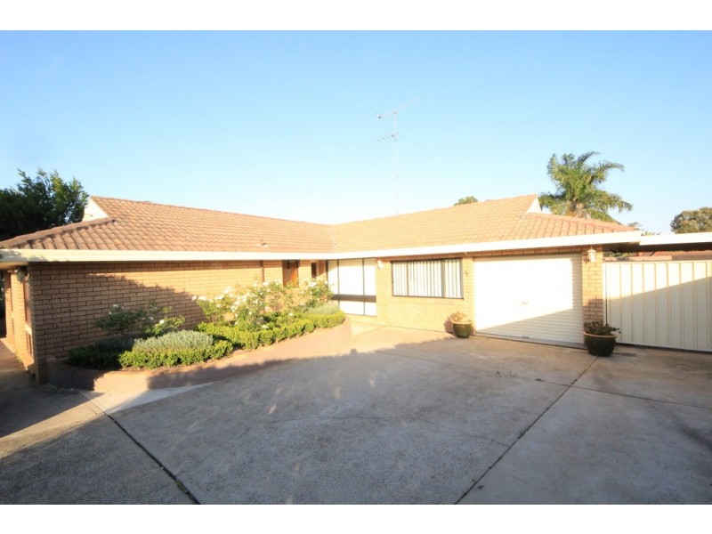 4 MUIR PL, St Andrews NSW 2566