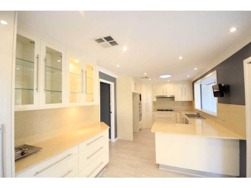 4 MUIR PL, St Andrews NSW 2566