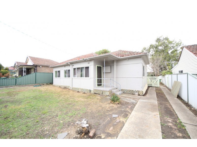 25 Juno Pde, Greenacre NSW 2190