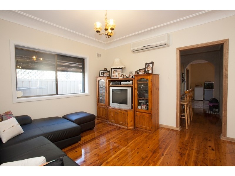 4 WEYLAND ST, Punchbowl NSW 2196