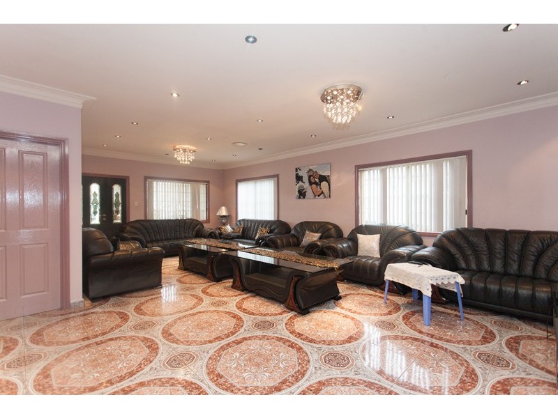 9 GOSLING ST, Greenacre NSW 2190