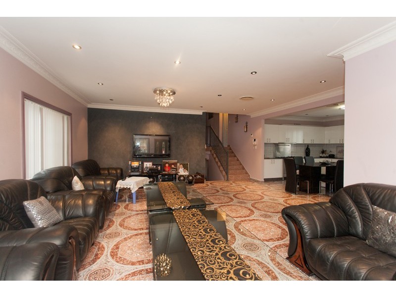 9 GOSLING ST, Greenacre NSW 2190