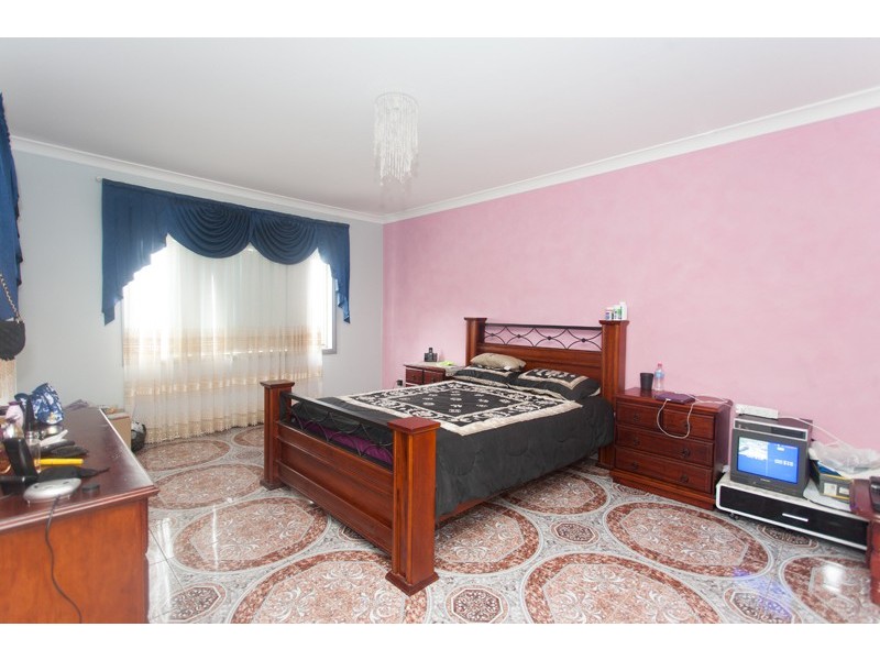 9 GOSLING ST, Greenacre NSW 2190