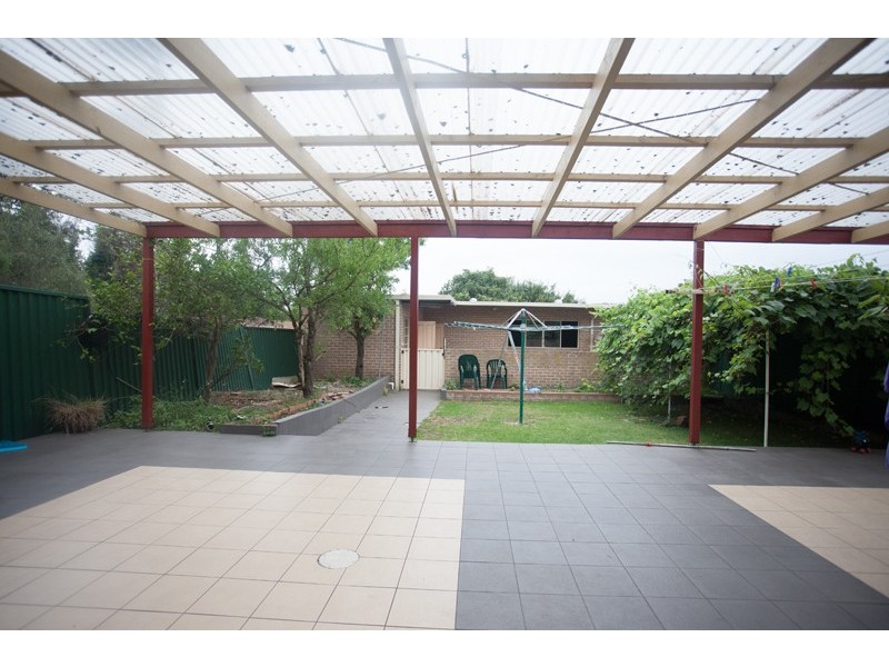 9 GOSLING ST, Greenacre NSW 2190