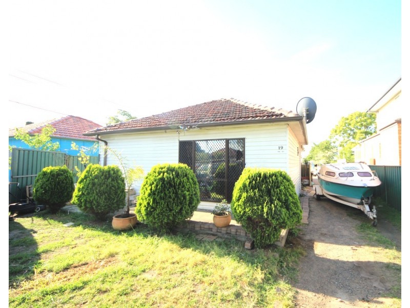 19 Juno Pde, Greenacre NSW 2190