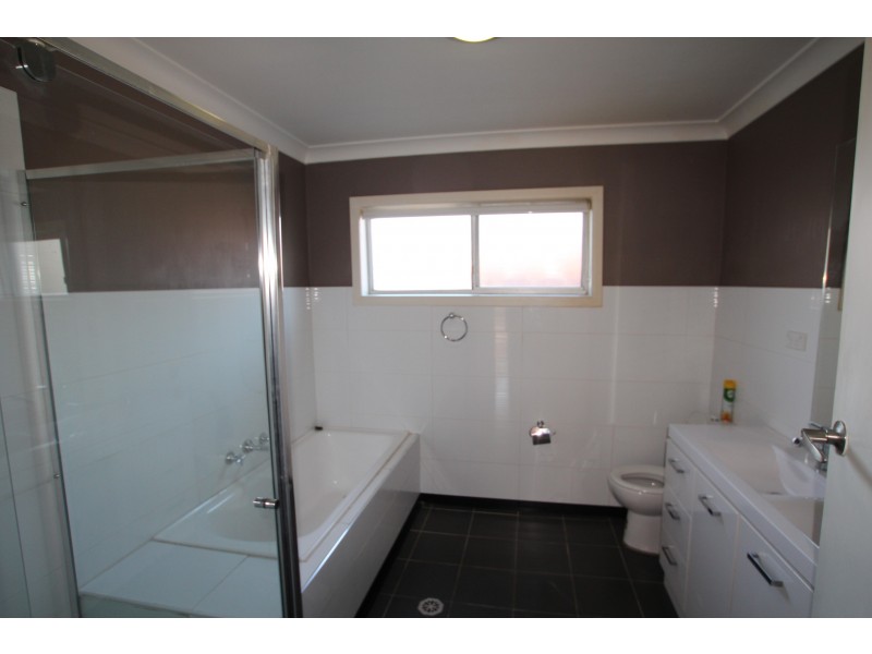 74 Brisbane Road, St Johns Park NSW 2176
