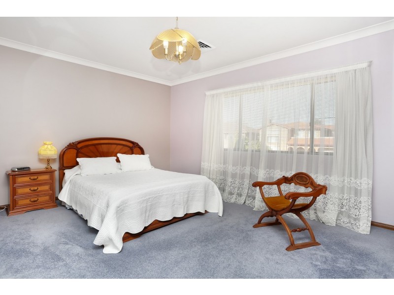 5 Fitzroy Close, St Johns Park NSW 2176