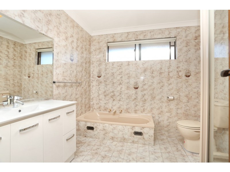 5 Fitzroy Close, St Johns Park NSW 2176