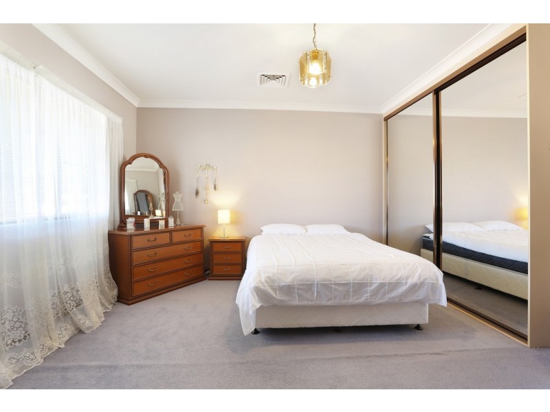 5 Fitzroy Close, St Johns Park NSW 2176