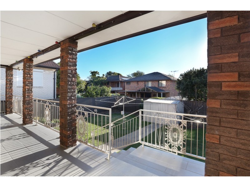 5 Fitzroy Close, St Johns Park NSW 2176