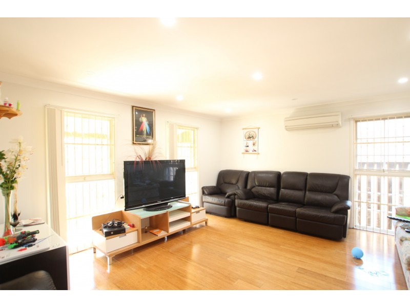 8 Coburg Place, St Johns Park NSW 2176