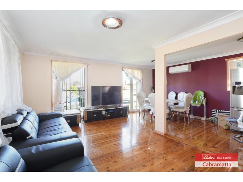 11 COMO PLACE, St Johns Park NSW 2176