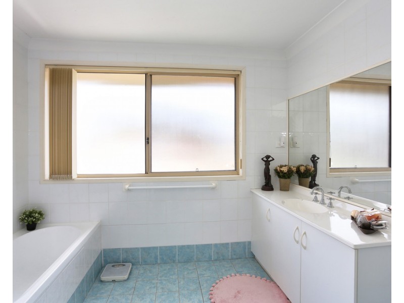 28 HARRADEN DRIVE, West Hoxton NSW 2171