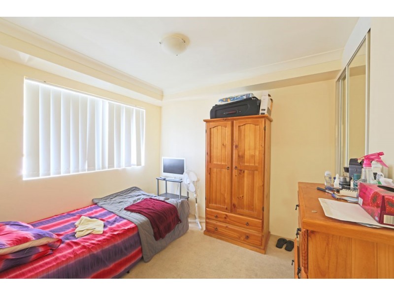 9/2 The Crescent, Fairfield NSW 2165