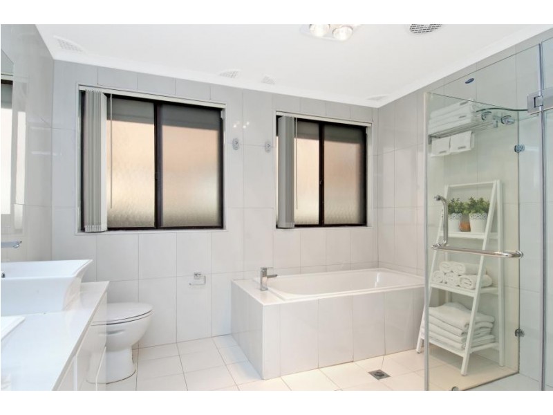 7 Hendra Close, St Johns Park NSW 2176