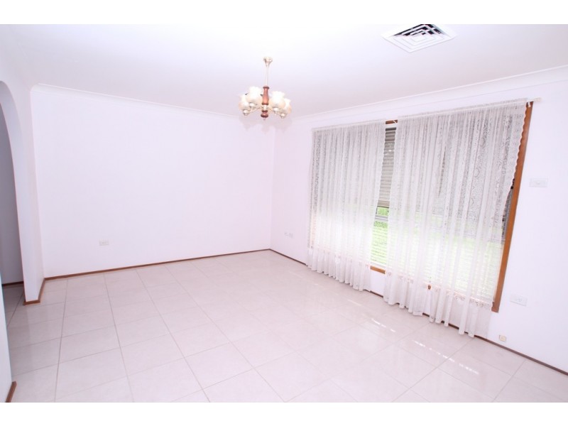 4 Melbourne Road, St Johns Park NSW 2176