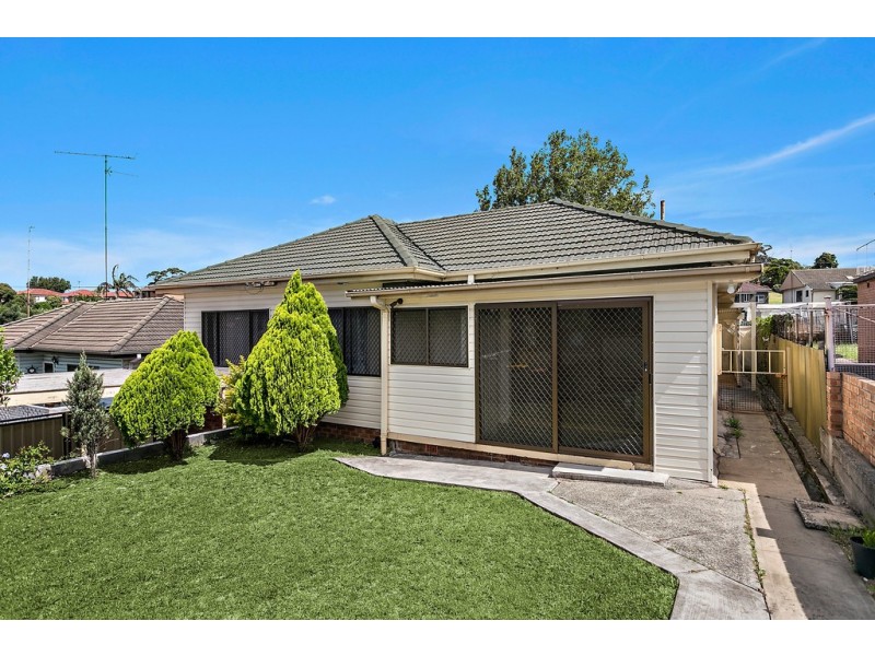 8 Denise Street, Lake Heights NSW 2502