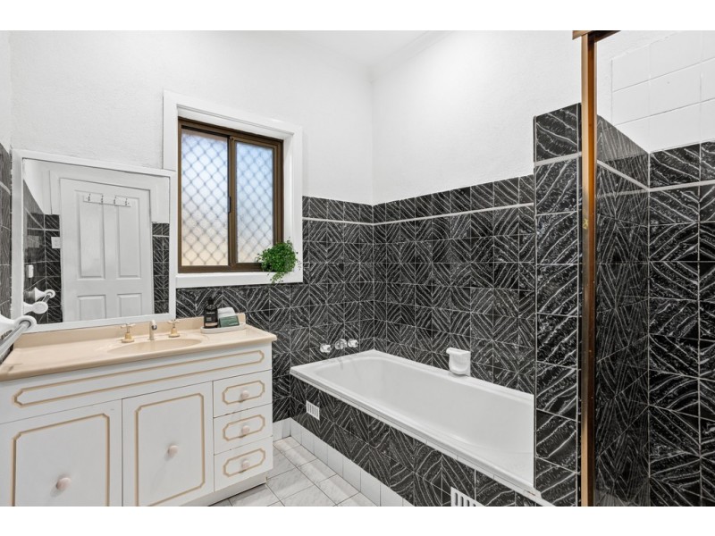 100 Hopewood Crescent, Fairy Meadow NSW 2519