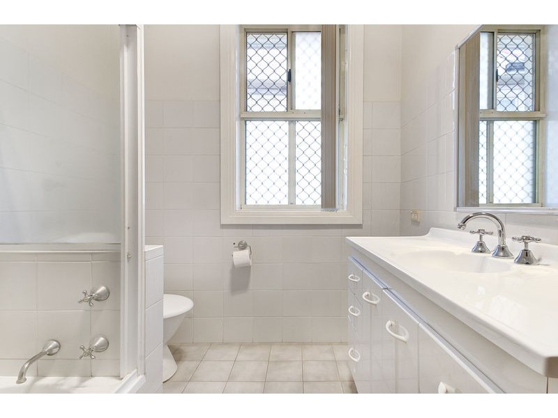 12 Walter St, Mangerton NSW 2500