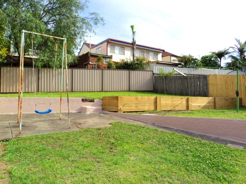 218 Gladstone Ave, Mount Saint Thomas NSW 2500