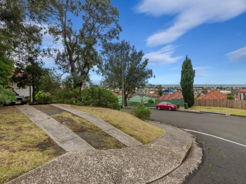 2A Strathearn Avenue, Wollongong NSW 2500