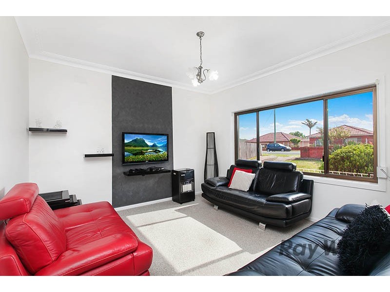 63 Weringa Avenue, Lake Heights NSW 2502