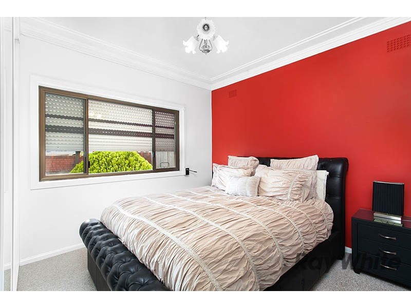 63 Weringa Avenue, Lake Heights NSW 2502