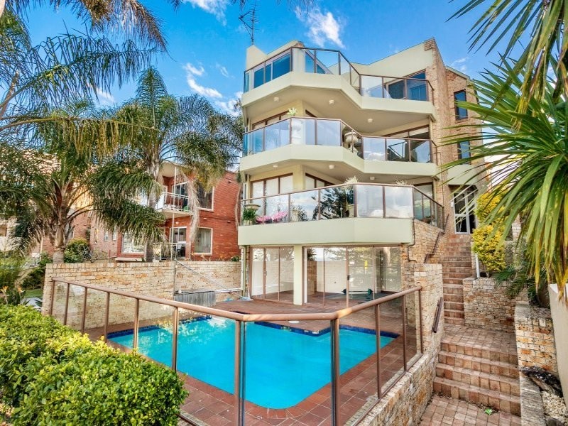 2/30 Cliff Road, Wollongong NSW 2500