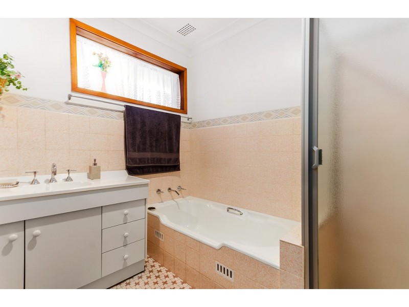 25 Immarna Ave, West Wollongong NSW 2500