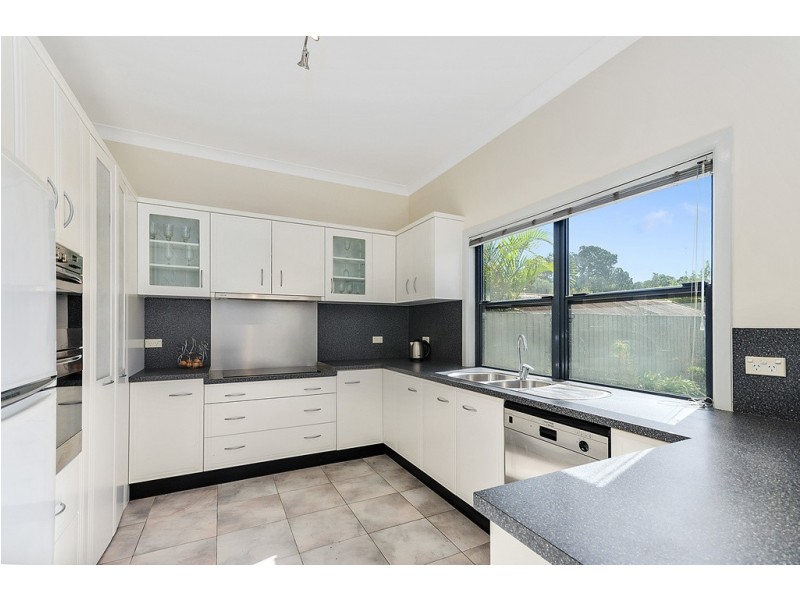 312 Northcliffe Drive, Lake Heights NSW 2502