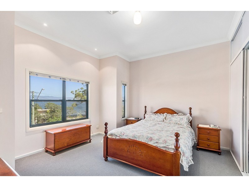 312 Northcliffe Drive, Lake Heights NSW 2502