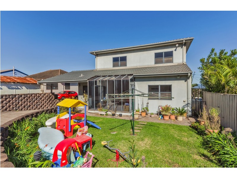 312 Northcliffe Drive, Lake Heights NSW 2502