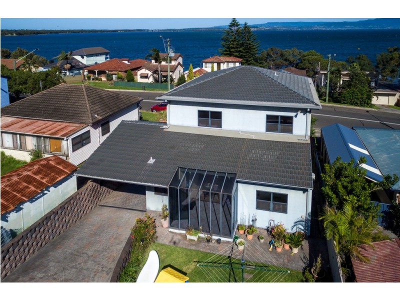 312 Northcliffe Drive, Lake Heights NSW 2502